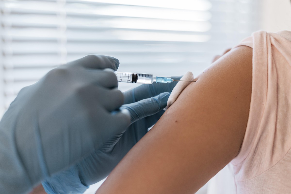 Governo enfrenta baixa adesão na vacinação contra HPV para jovens; apenas 1,5% do público-alvo imunizado