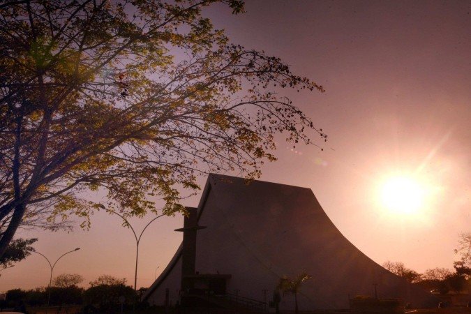 Calor extremo e umidade crítica marcam o fim de semana no Distrito Federal