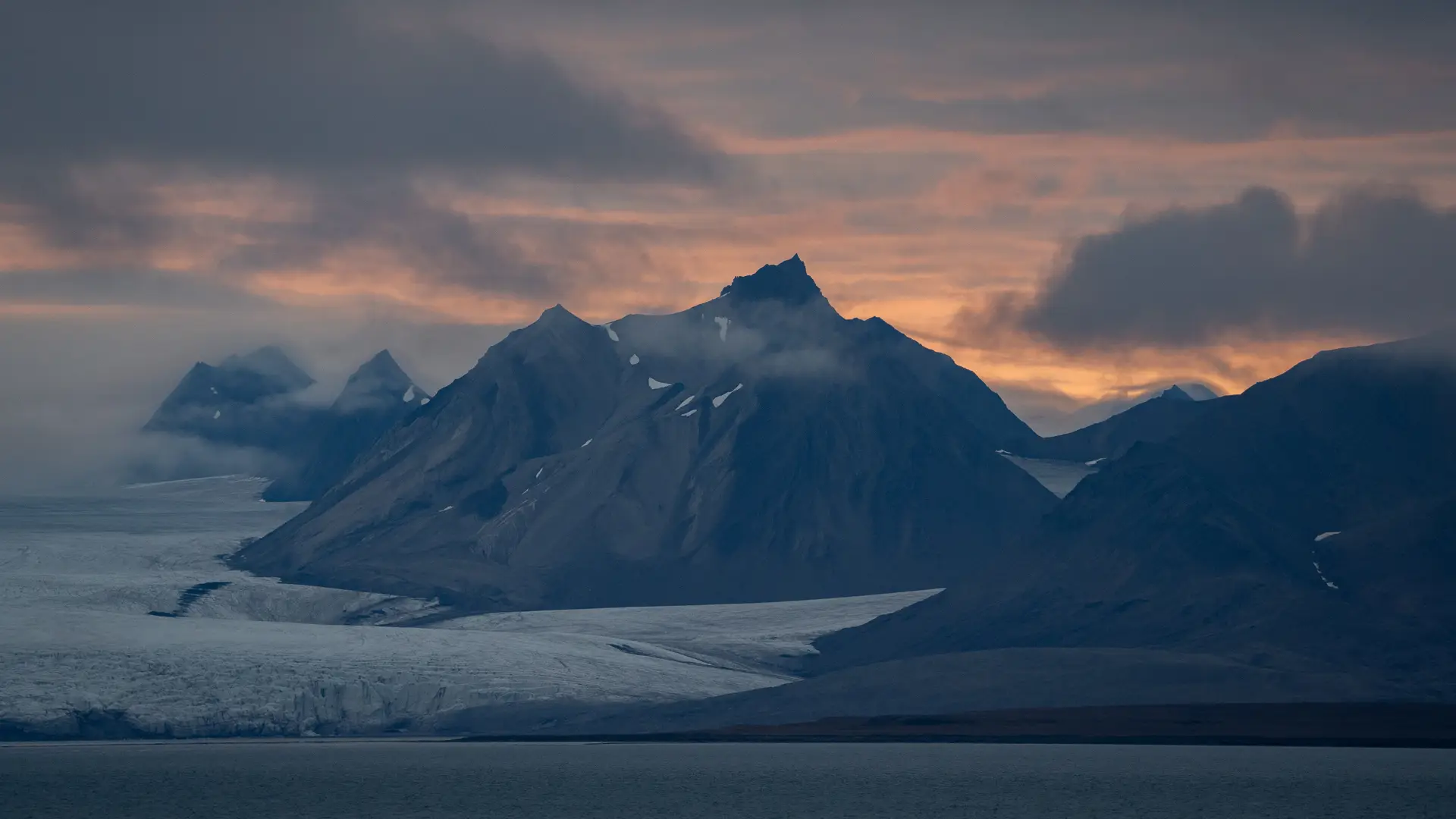 Miljöbild från Svalbard med natur och djurliv.