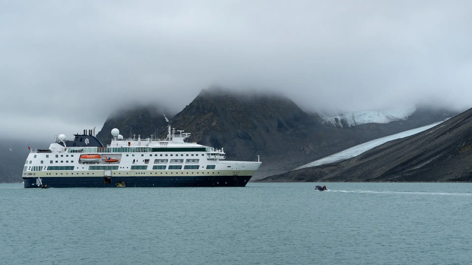 Miljöbild från Svalbard med natur och djurliv med ett skepp i fokus.