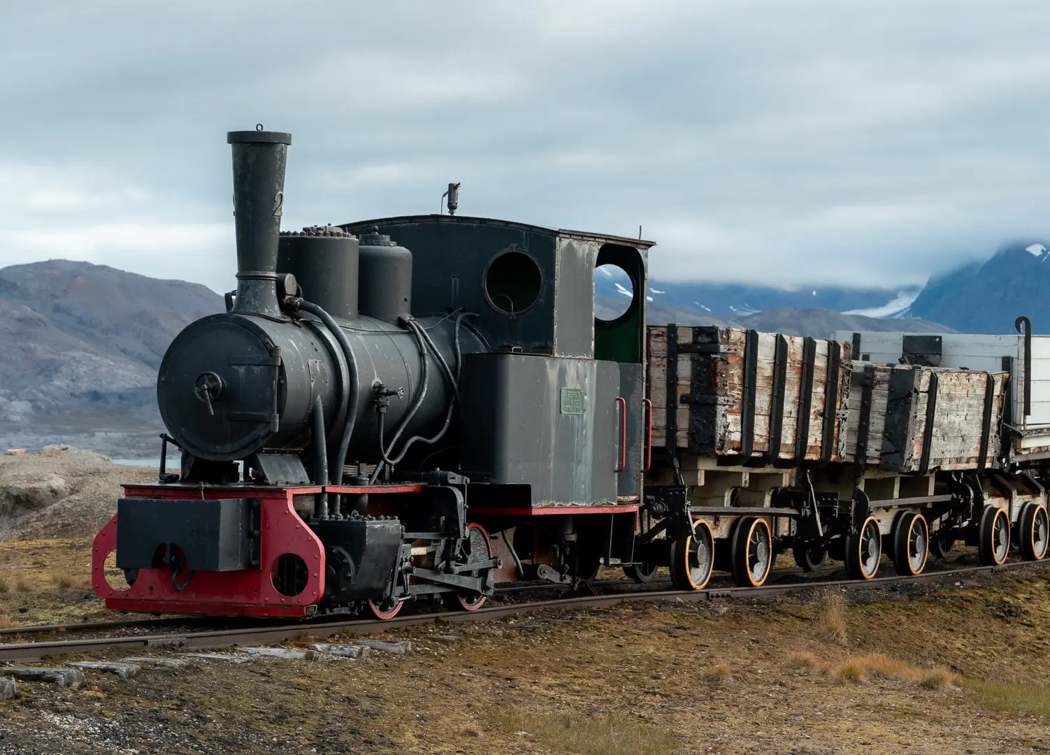 Miljöbild från Svalbard med natur och djurliv, med ett gamalt tåg i fokus.