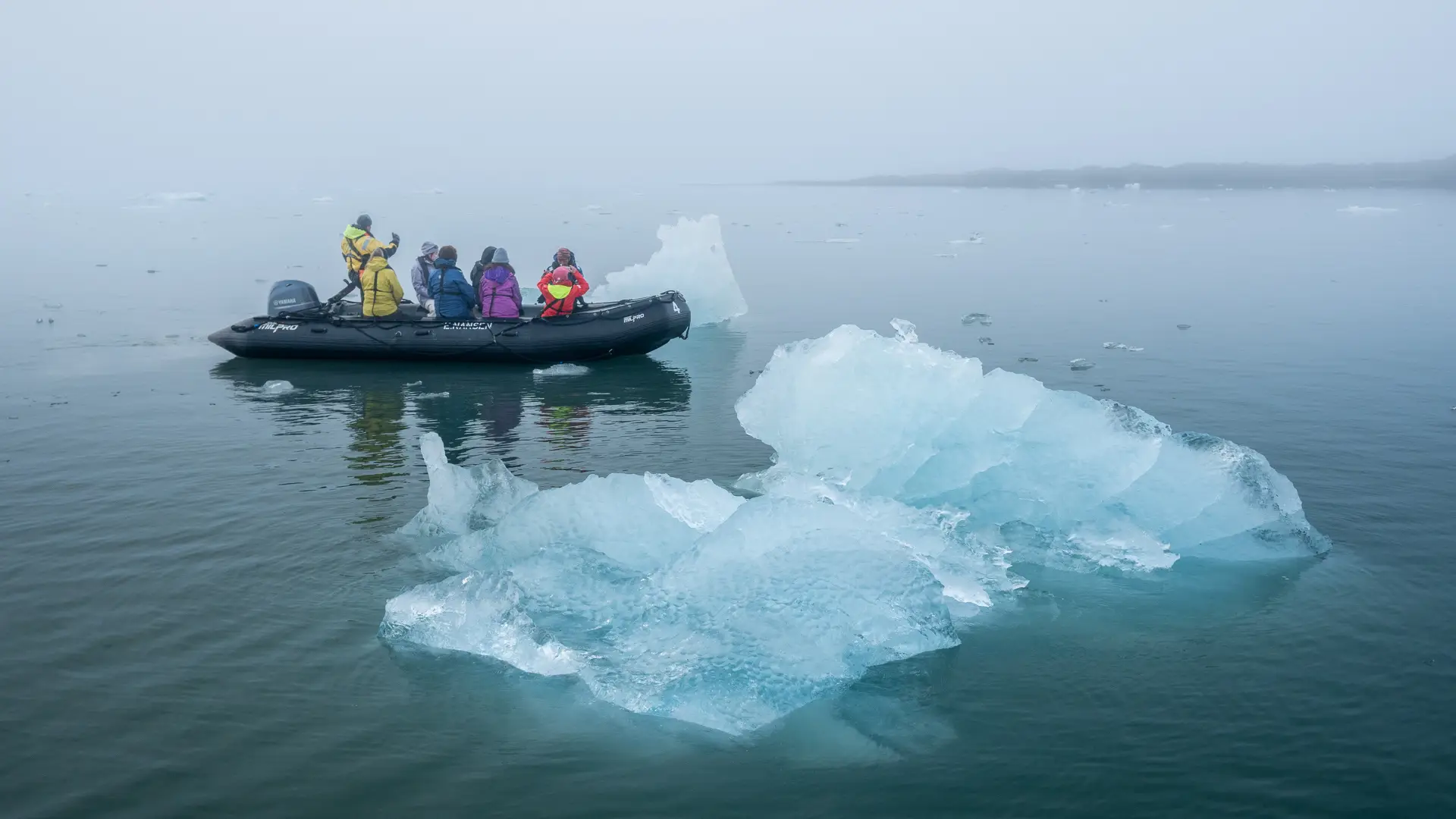 Miljöbild från Svalbard med natur och djurliv, med båt i fokus.
