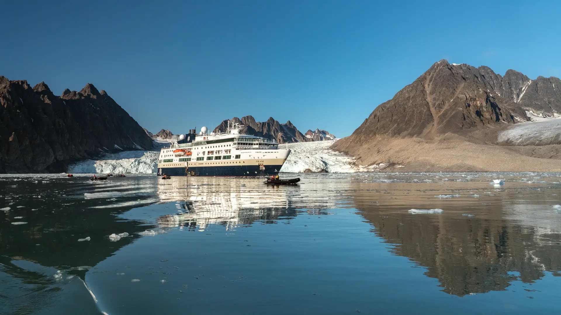 Miljöbild från Svalbard med natur och djurliv.