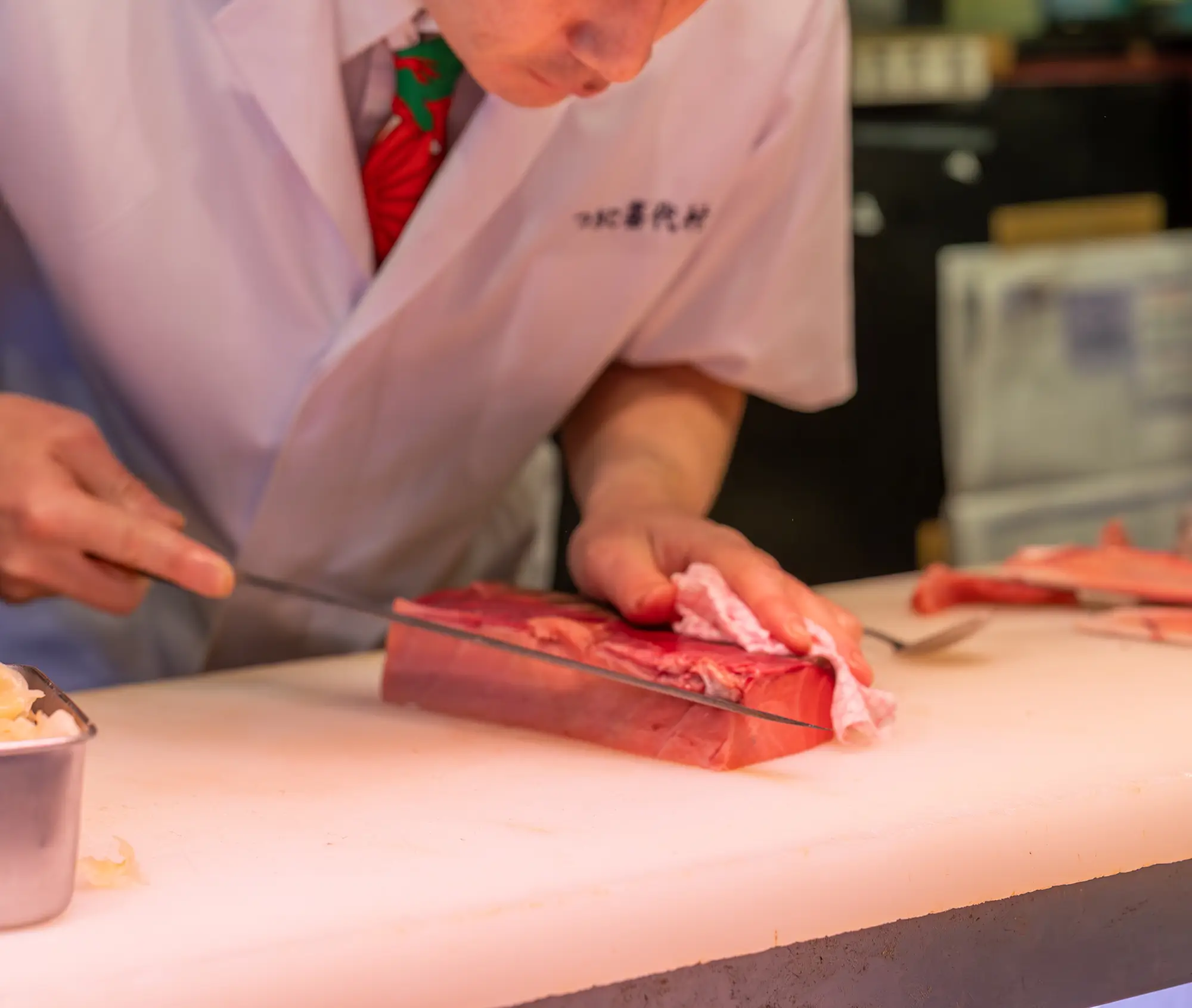 En kock som tillagar mat med en kniv.