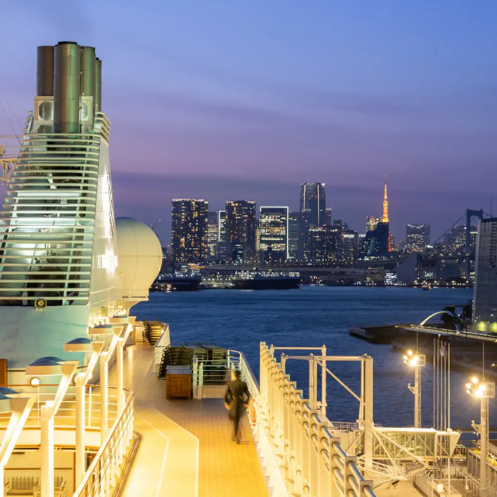 Vy från ett fartyg utanför japansk hamn,.