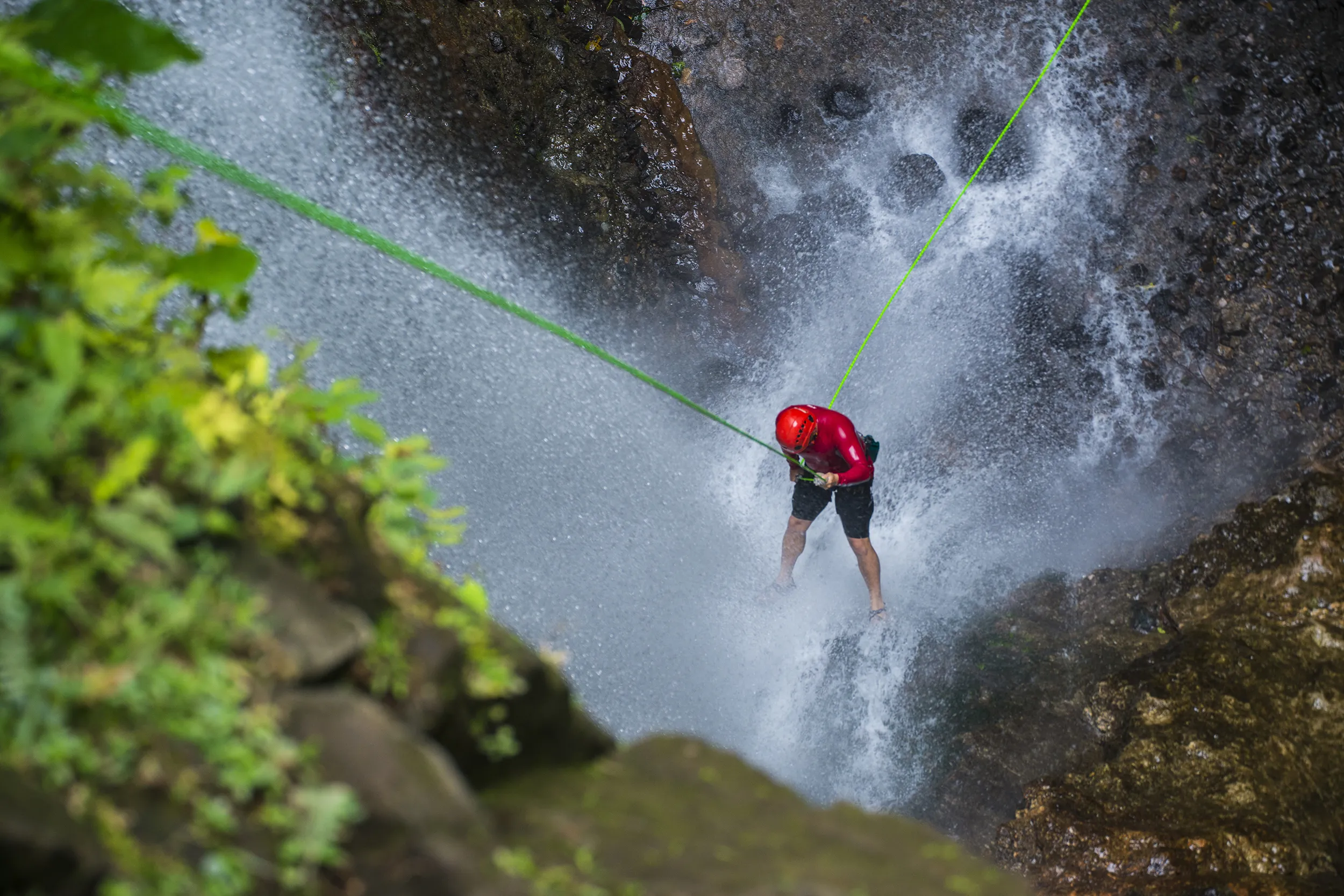 Canyoning i Costa Rica där resenär firar sig ned längs vattenfall – en adrenalinfylld naturupplevelse