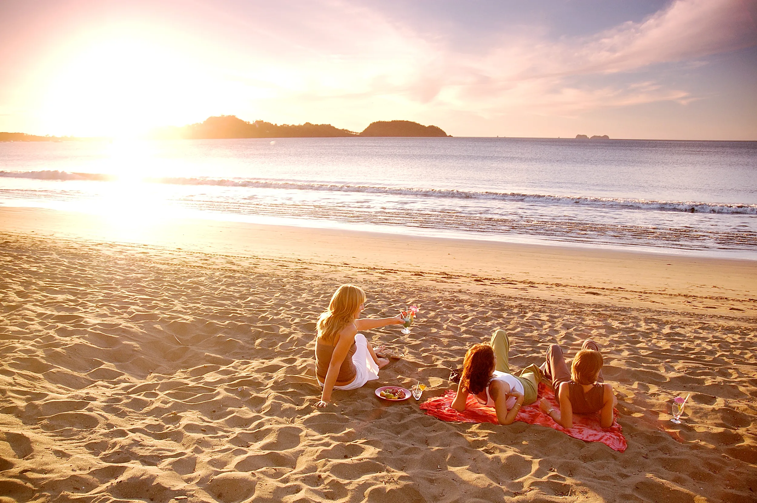 Avkoppling på strand i Costa Rica vid solnedgång, med hav, gyllene ljus och tropisk atmosfär
