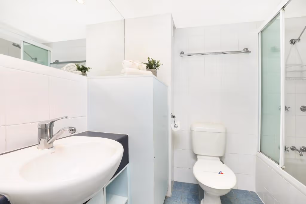 Majorca Isle Beachside Resort Modern Bathroom