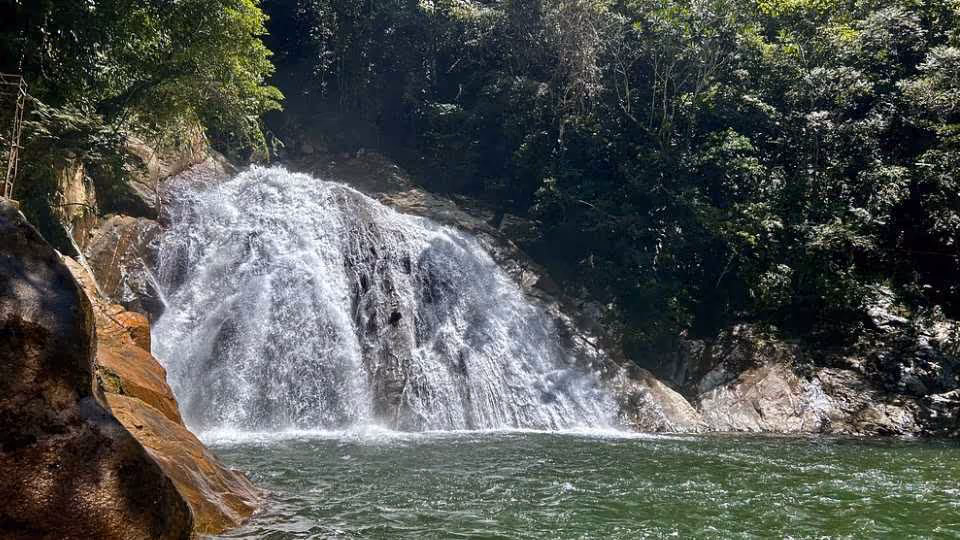 La Cuba waterfall rappelling and La Planta giant natural pool from Medellin