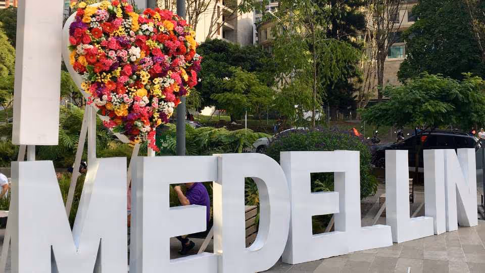 Medellín City Vibes: Explore, Feel & Connect