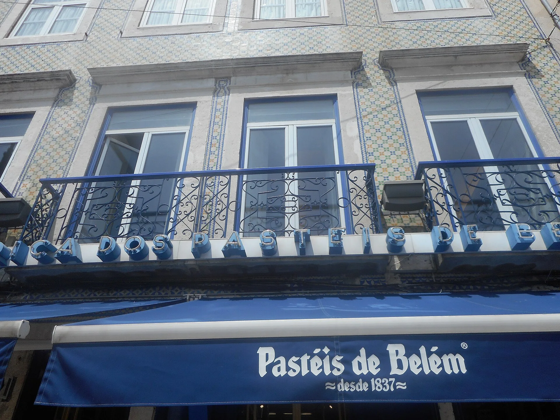 Exterior of the Pastéis de Belém shop in Lisbon