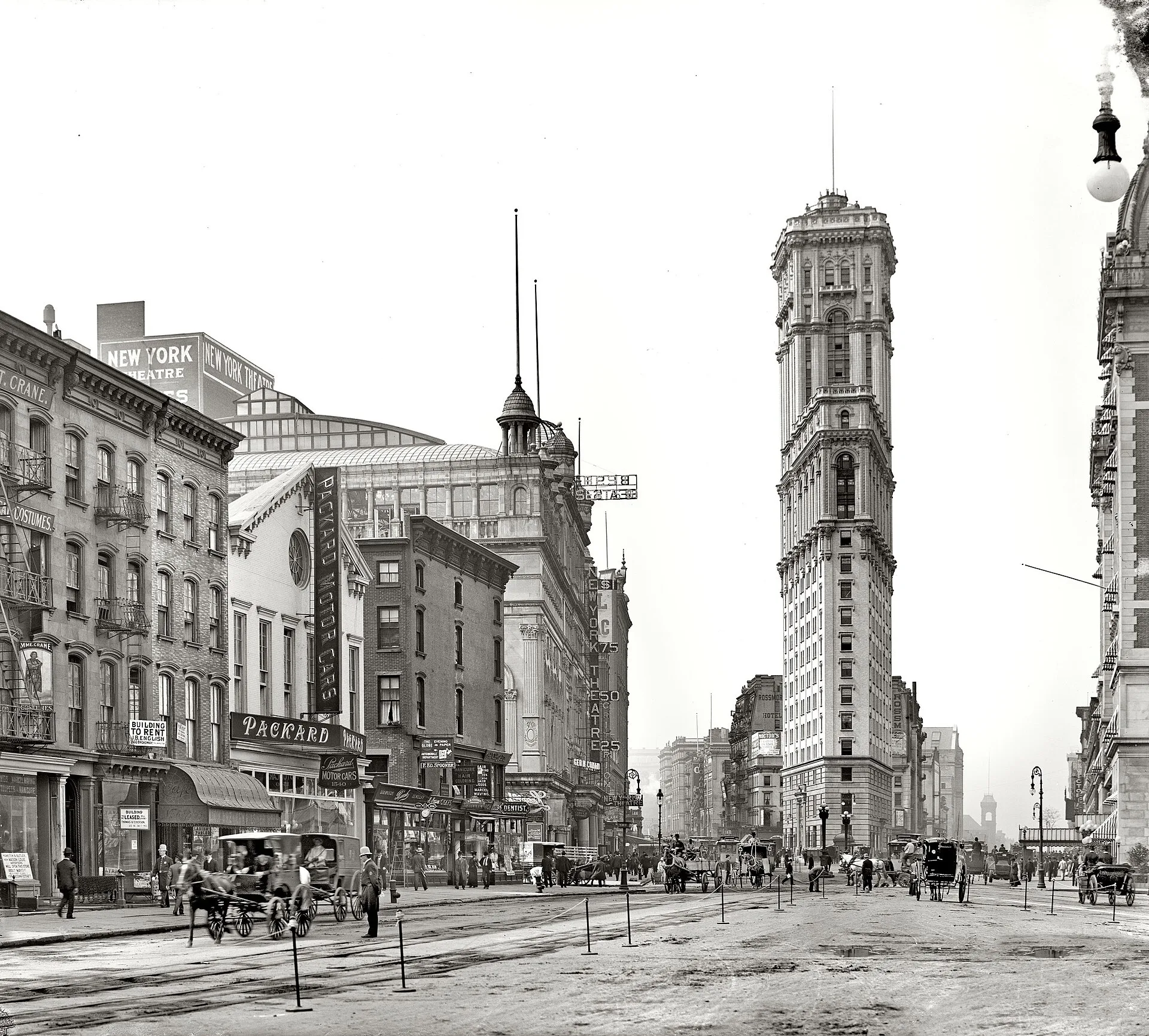 Early 1900s photograph of the Times Tower rising above Longacre Square, New York