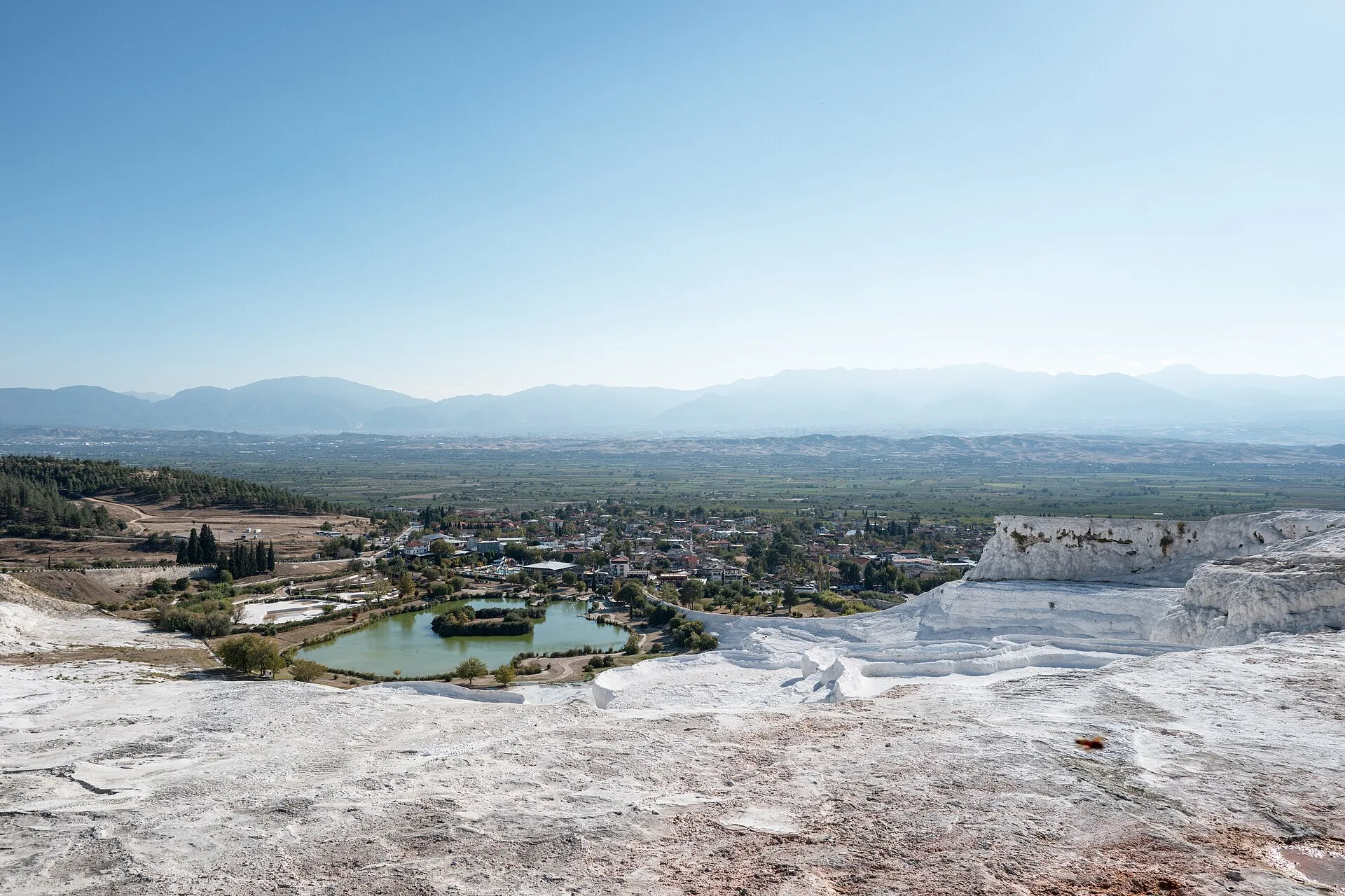 Travertine stone: how it forms, from Tivoli quarries to modern design