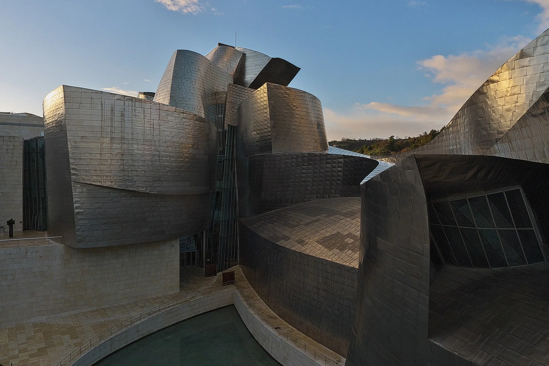 Deconstructivism in architecture: Gehry, Hadid, Libeskind and the fractured facade