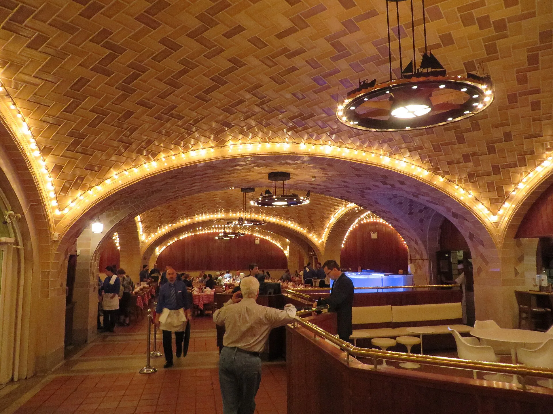 The oyster bar: how raw bars grew from New York's oyster cellars