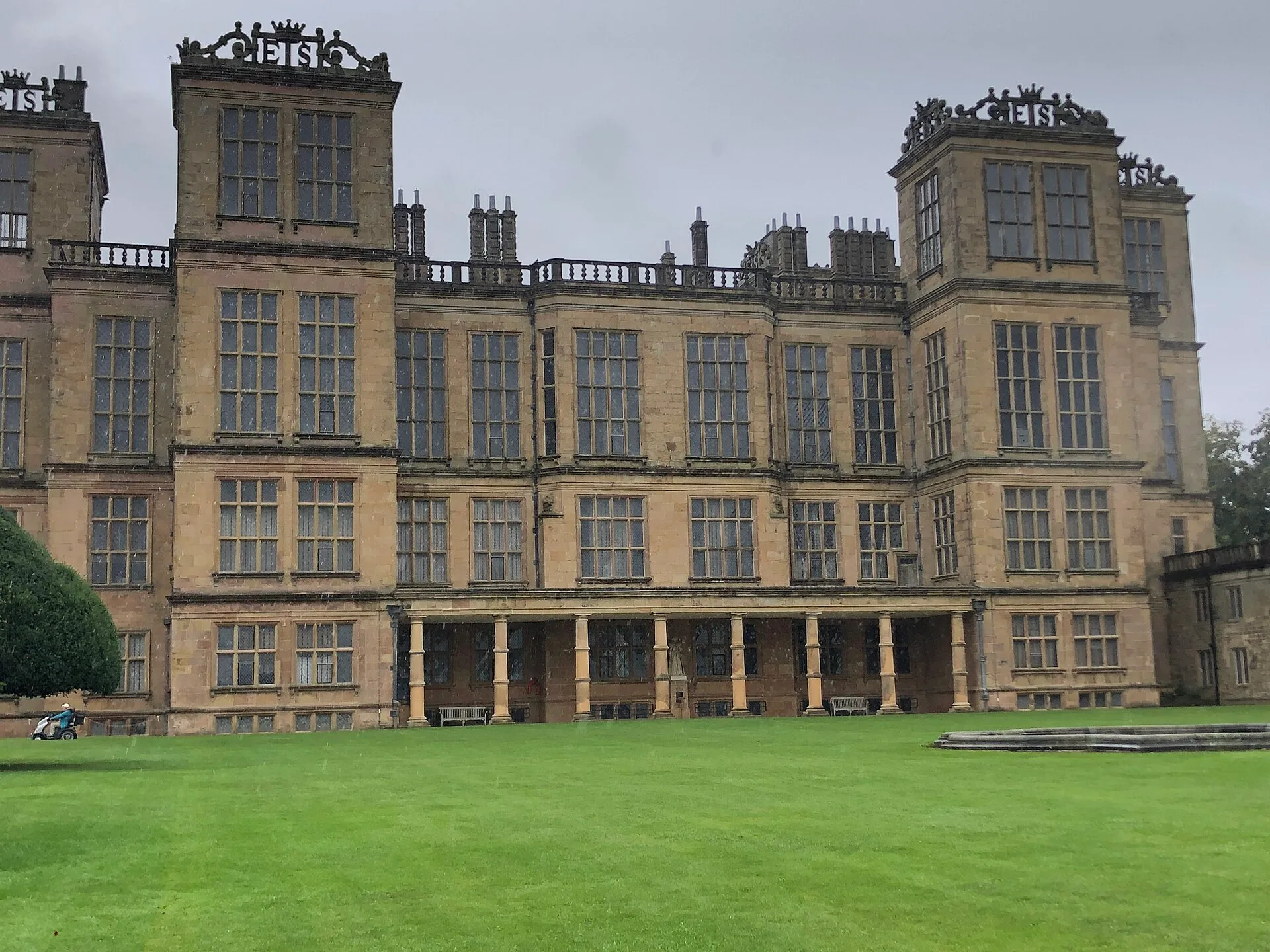 The English country house: halls, libraries and collections from Hardwick to Holkham