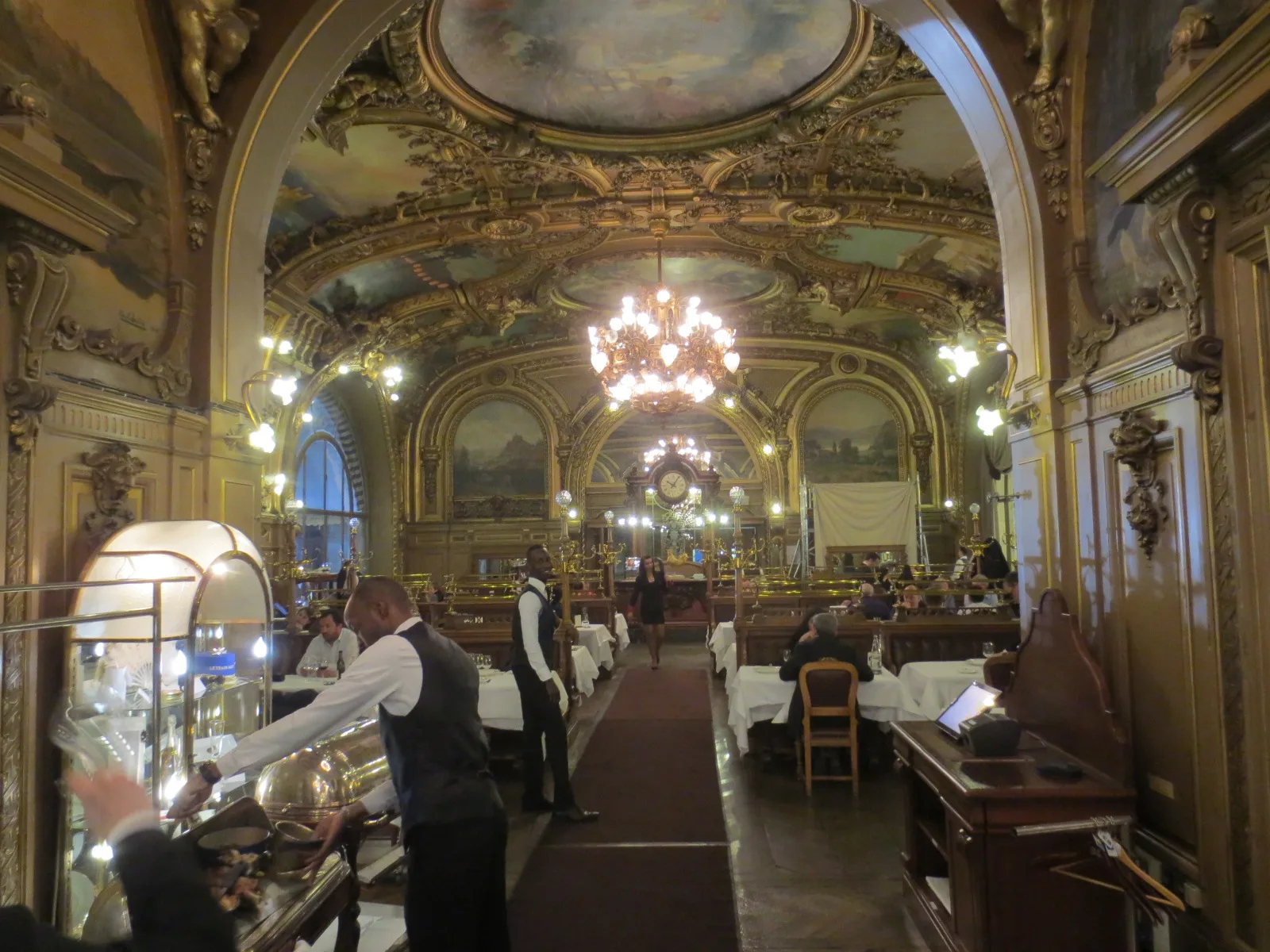 Banquette seating: from the French bench to the restaurant booth