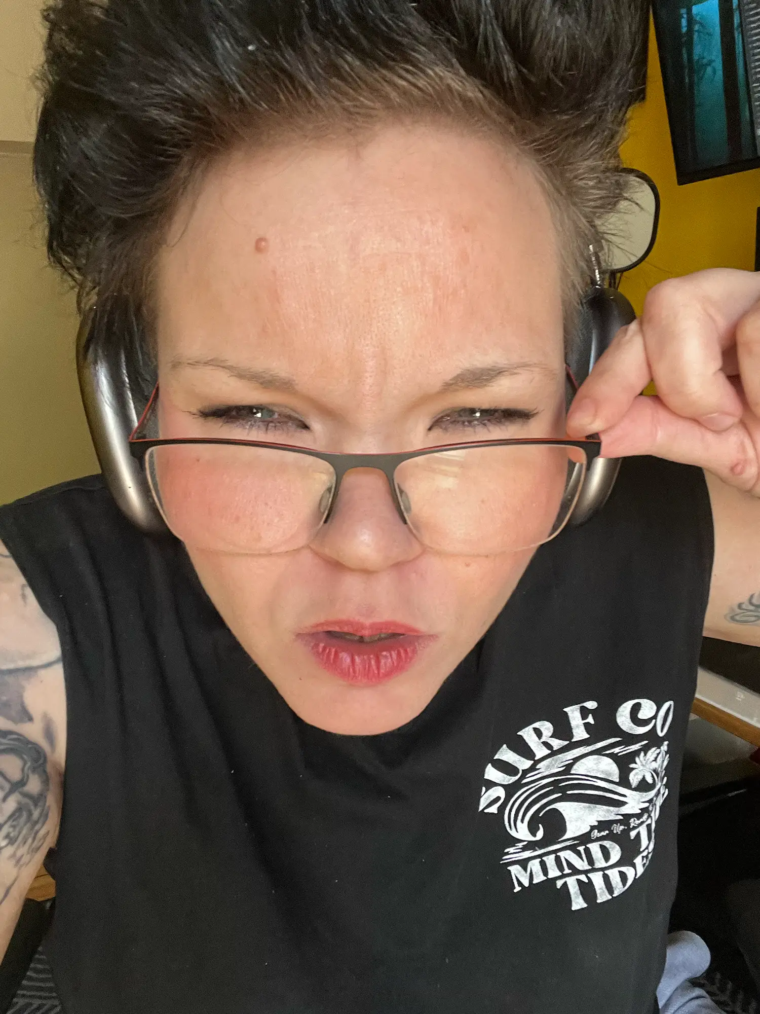 Kim Weber Webdesignerin zieht skeptisch die Brille hoch beim Erklären von Webflow für Einsteiger