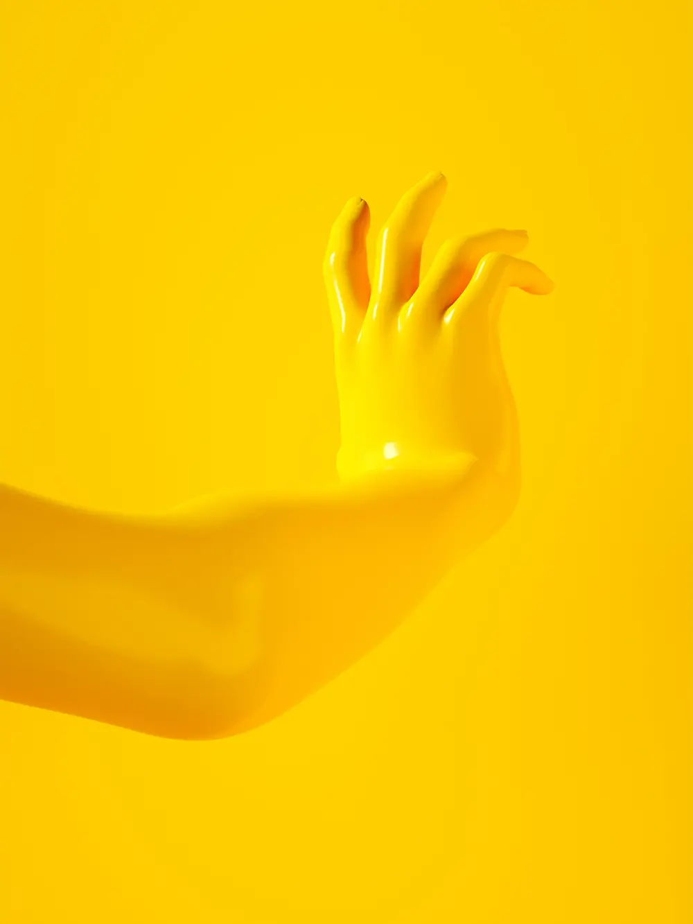 Abstraktes Foto eines ausgestreckten gelben Arms mit Hand vor gelbem Hintergrund als kreatives Symbol für Sichtbarkeit und Persönlichkeit auf Websites.