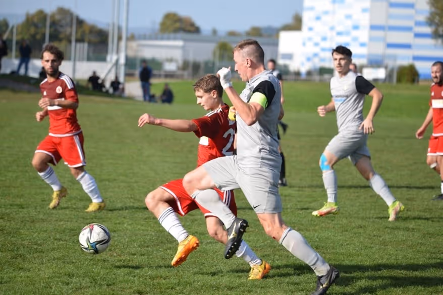 Zwei Fussballspieler im Zweikampf