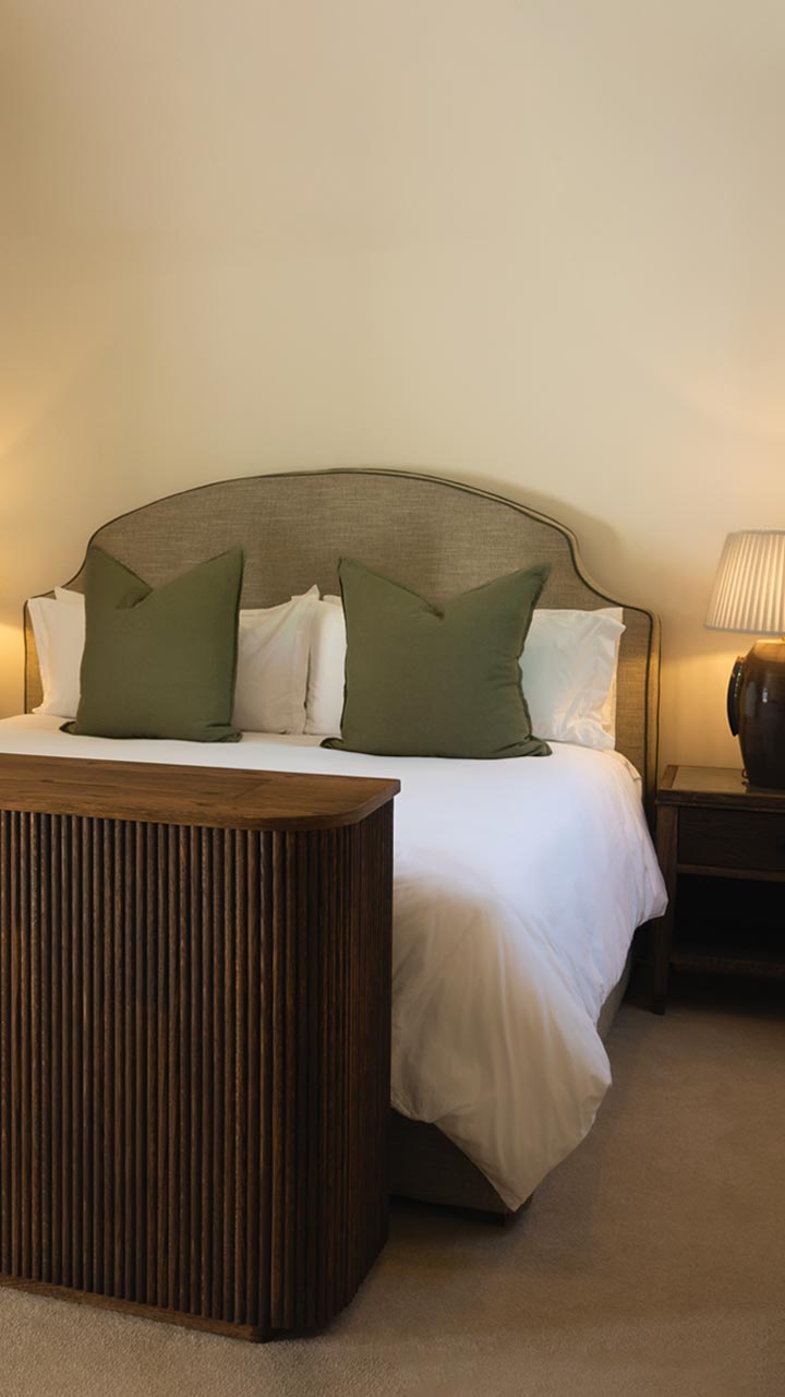 Le Penseur is a 45m² ground floor suite with its own private terrace and delightful views into the greenery of the garden. 