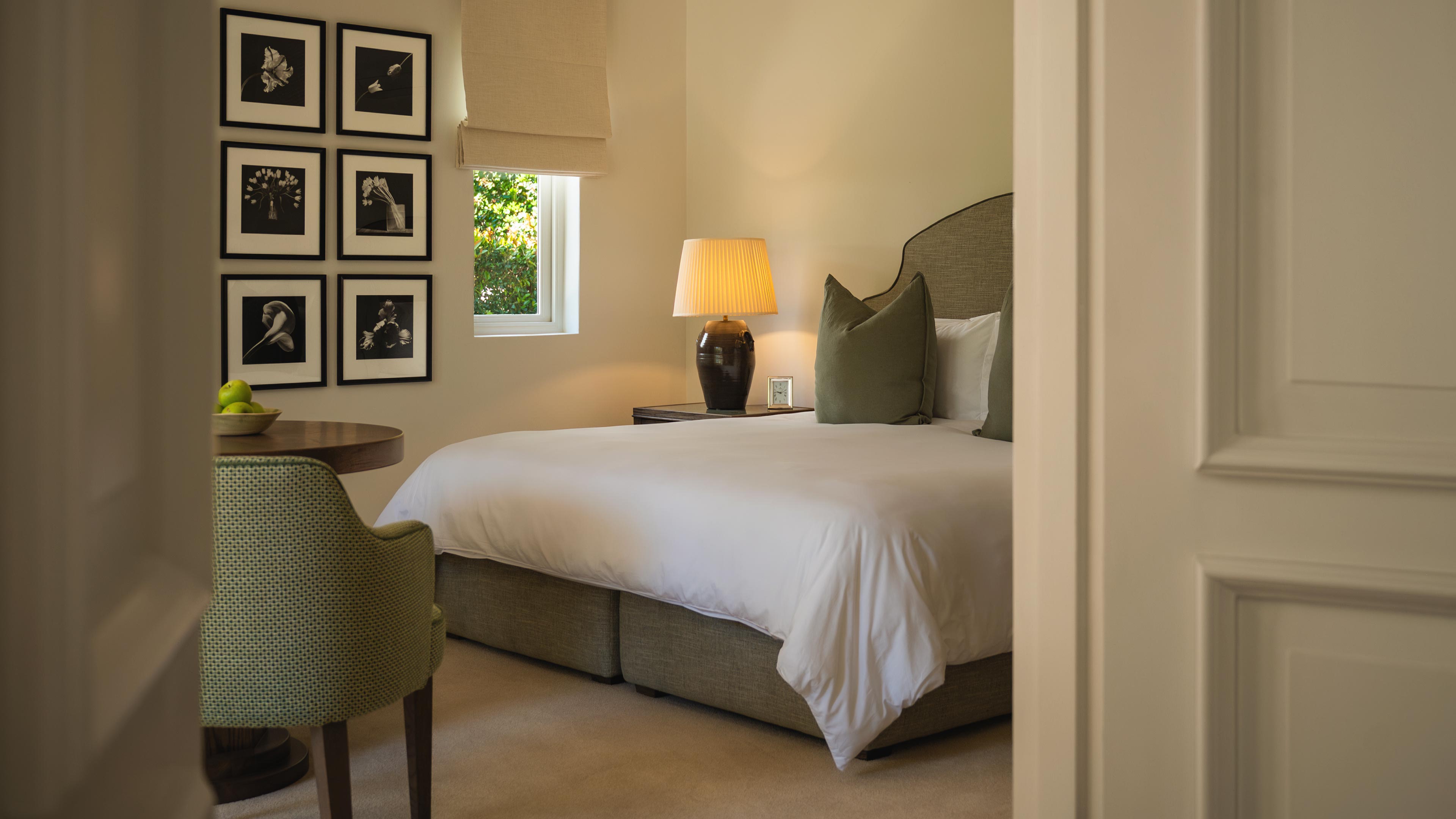 Situated on the first floor, La Madelaine is a 35m² suite with a generous terrace from which you can enjoy the magnificent mountain views.