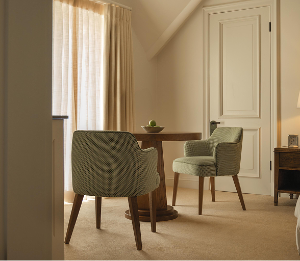 La Vivienne is a 35m² balcony suite on the first floor, with a generous balcony from which you can enjoy the magnificent mountain views.