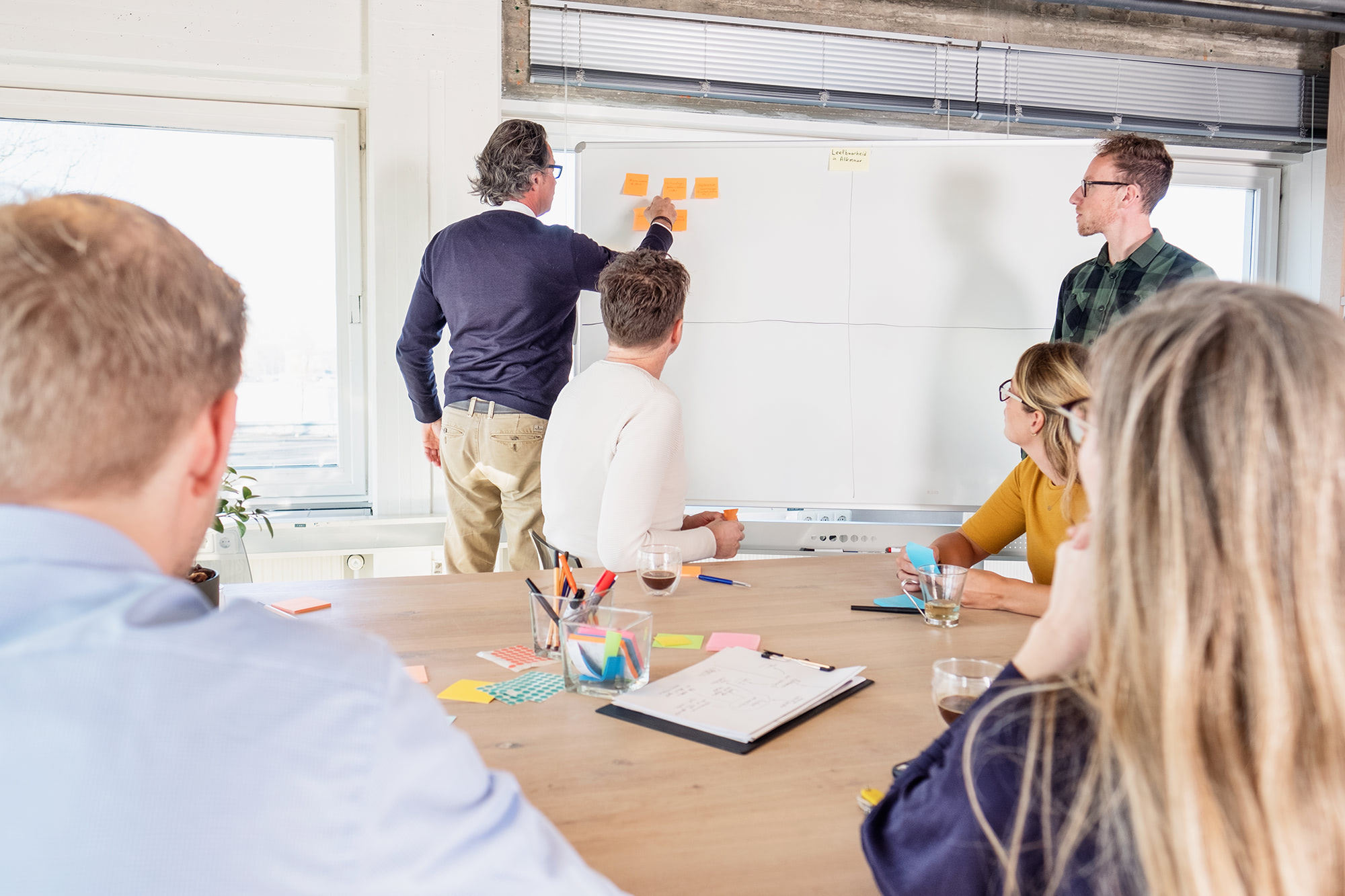 Een foto van een workshop die bezig is.