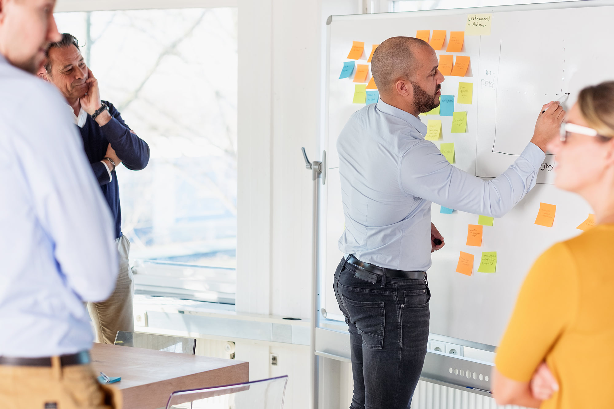 Een foto van een workshop die bezig is.