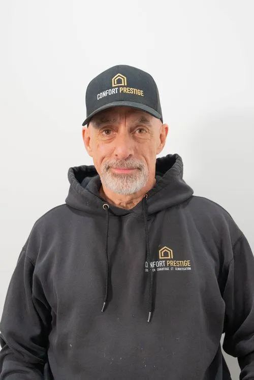A man wearing a black hat with the word comfort on it.