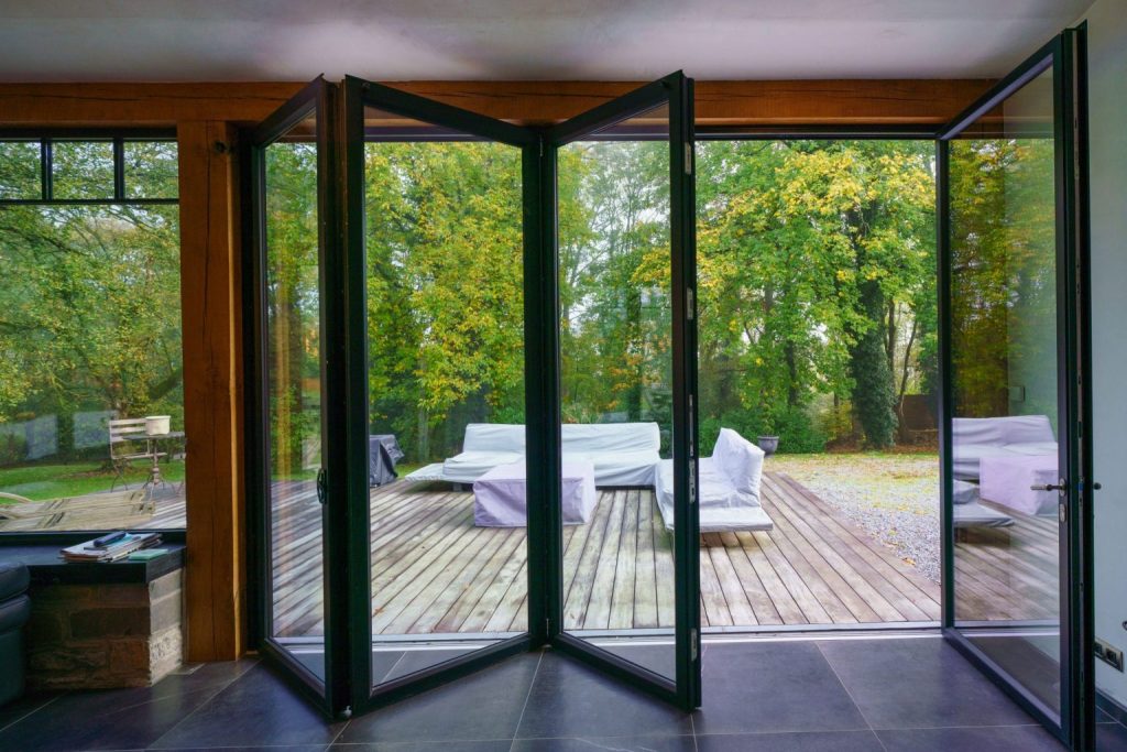 L’Impact des Portes et Fenêtres sur la Performance Acoustique de Votre Maison