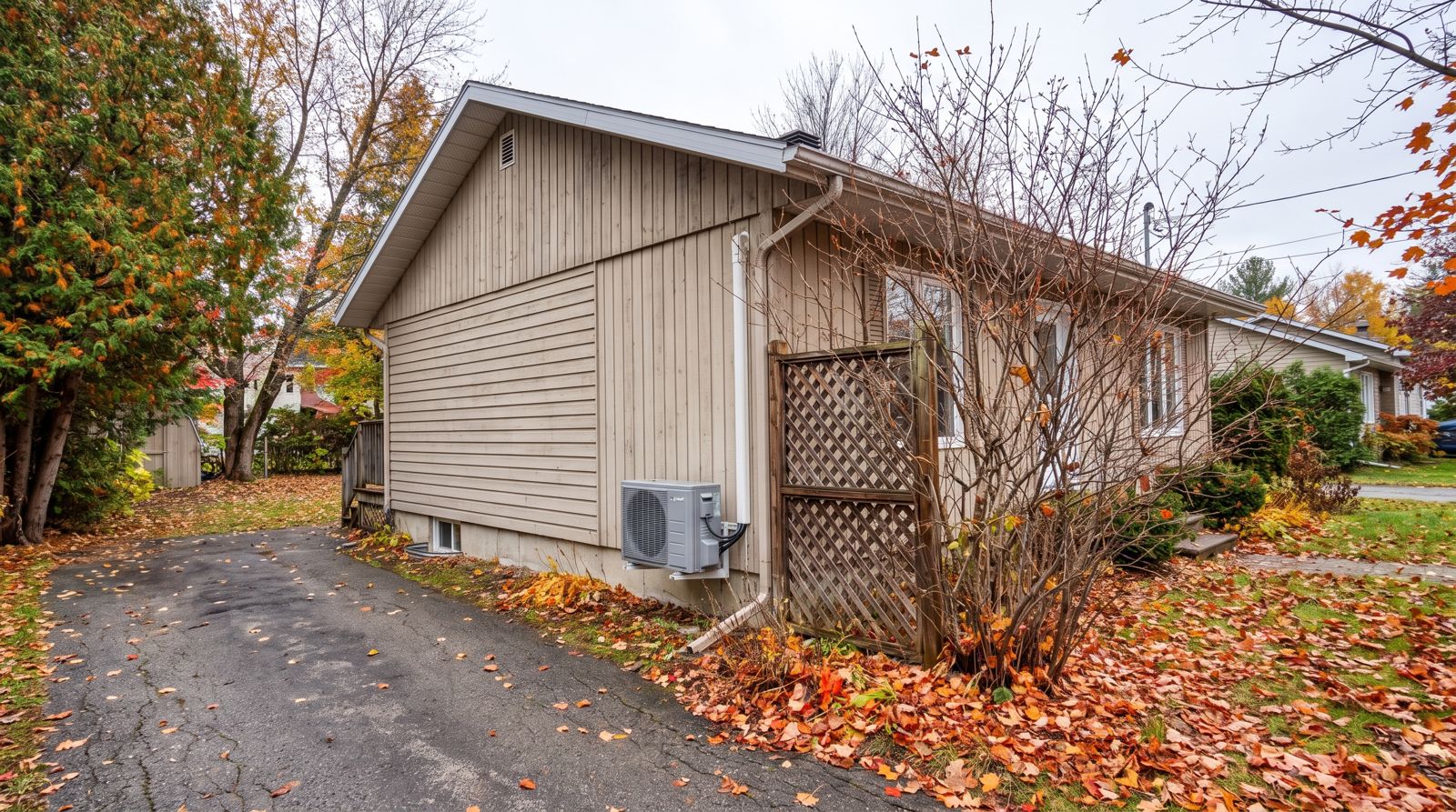 Maison unifamiliale des Laurentides à Prévost avec unité extérieure de climatisation en cour latérale