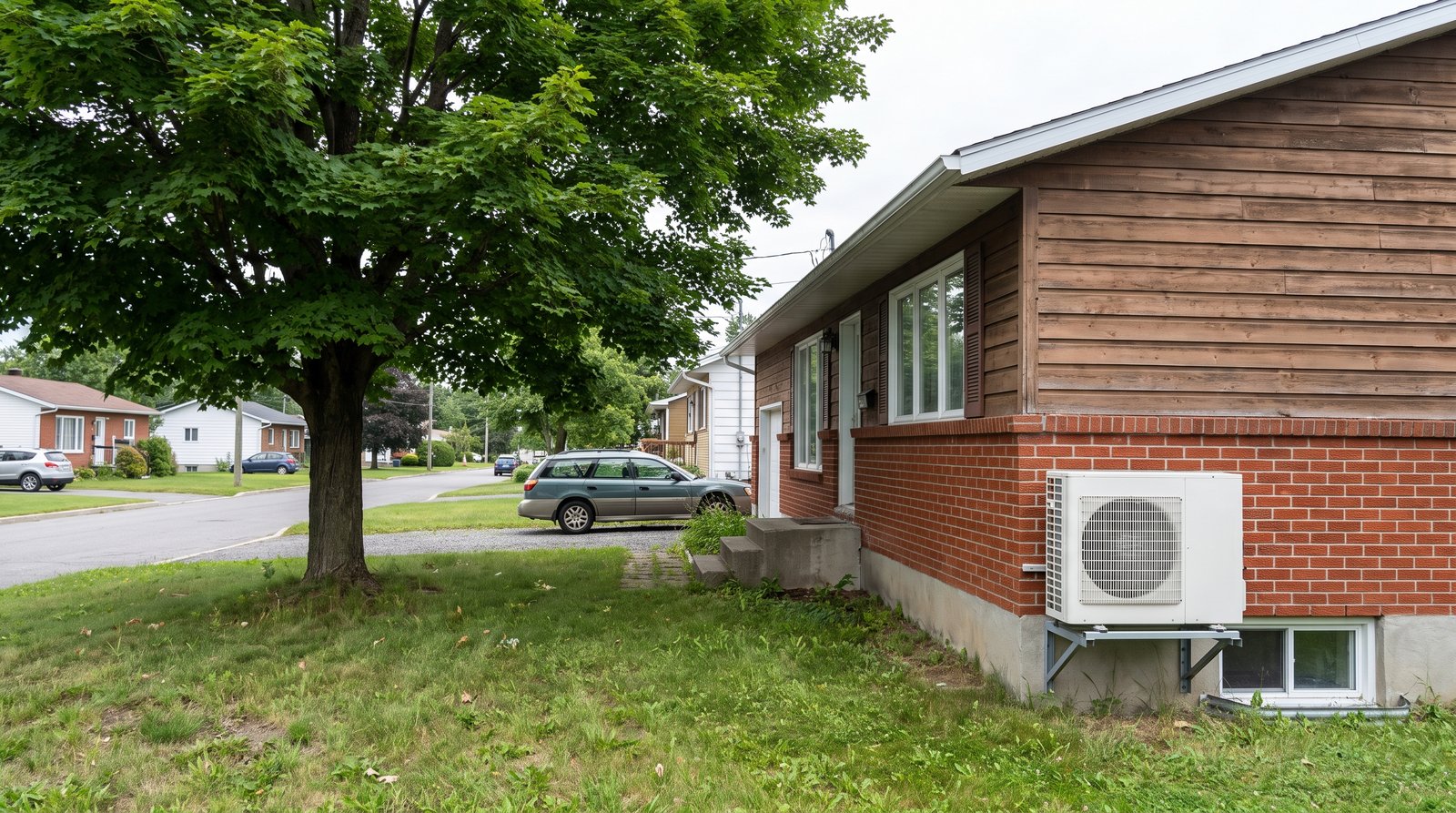 Maison de banlieue avec unité extérieure de climatiseur près d'Argenteuil, en été