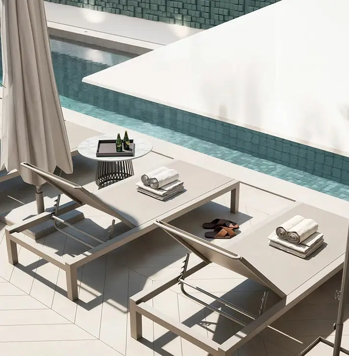 Alberca semiolímpica con carril de nado y camastros con sombrillas dentro de la Casa Club de Somma Arteaga