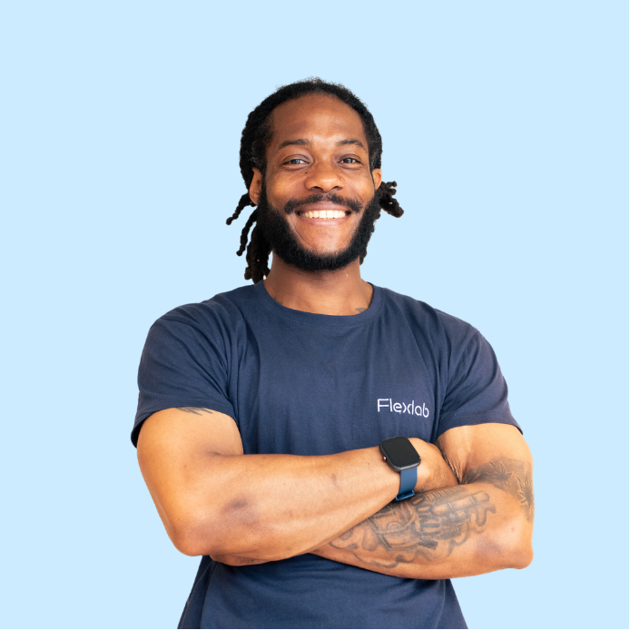 Membre de l’équipe Flexlab posant en tenue professionnelle, les mains posées sur les hanches, arborant un sourire accueillant. Cette photo illustre la bienveillance et la confiance des flexologues formés à la méthode Flexlab.