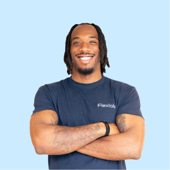 Flexologue de Flexlab photographié bras croisés et souriant, incarnant l’expertise et l’assurance de l’équipe. Son attitude détendue mais professionnelle reflète l’ambiance positive et maîtrisée du studio de stretching.