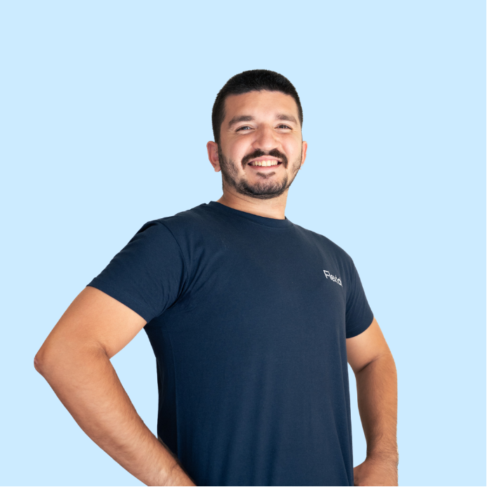 Portrait d’un flexologue Flexlab debout, bras croisés, en tenue professionnelle. Cette image souligne le sérieux, la rigueur et l’engagement de l’équipe Flexlab dans l’amélioration durable de la mobilité de leurs clients.