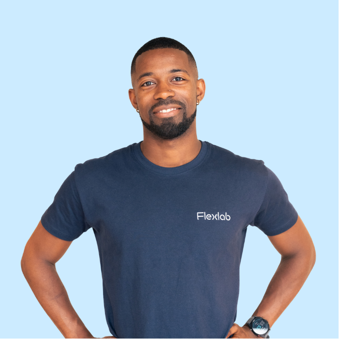 Flexologue photographié en tenue Flexlab, adoptant une posture droite et assurée. Cette image représente la rigueur, la sérénité et la qualité d’accompagnement offertes par les professionnels du studio Flexlab.