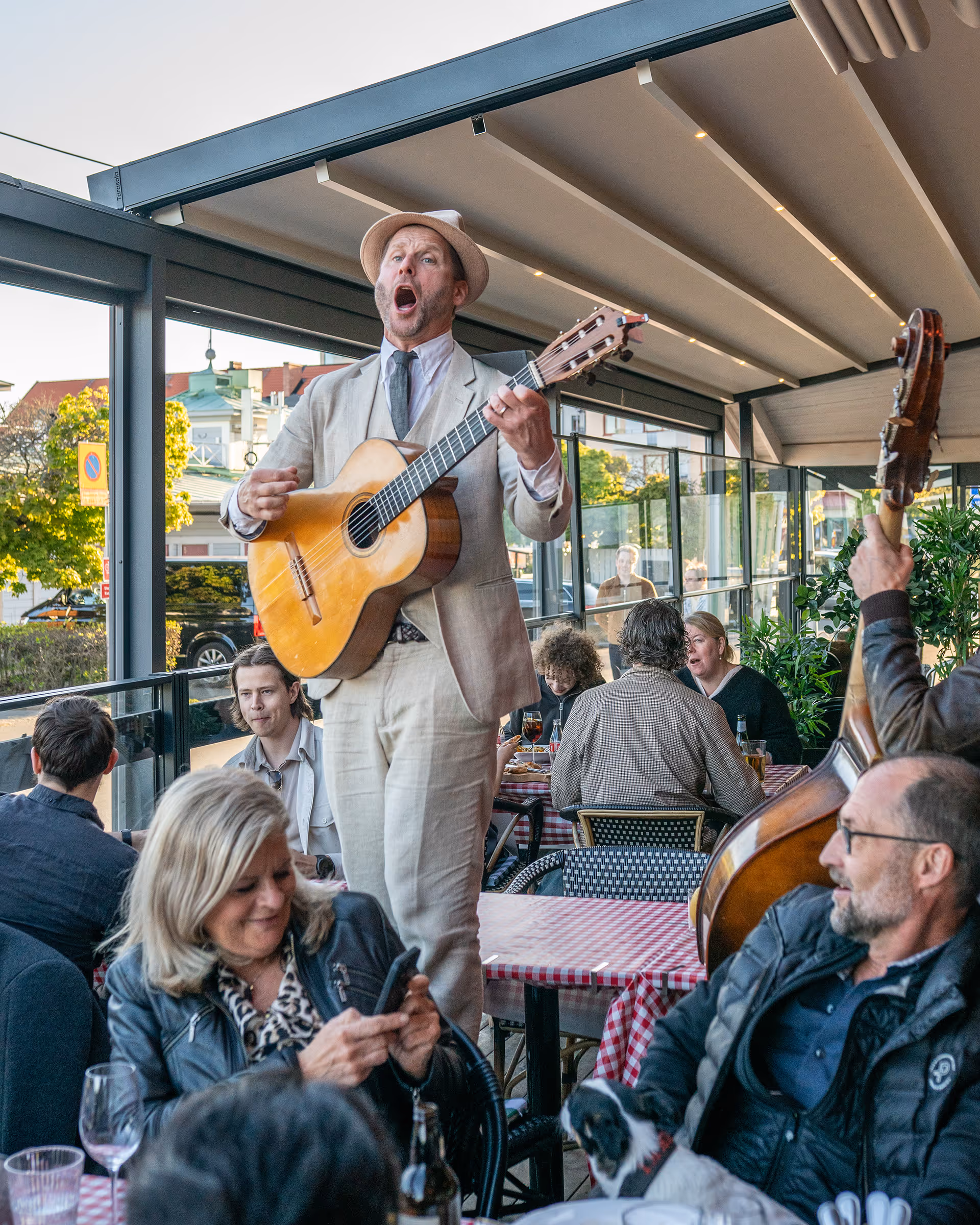 Band sjunger för gästerna på hotellets trattoria La Cambusa