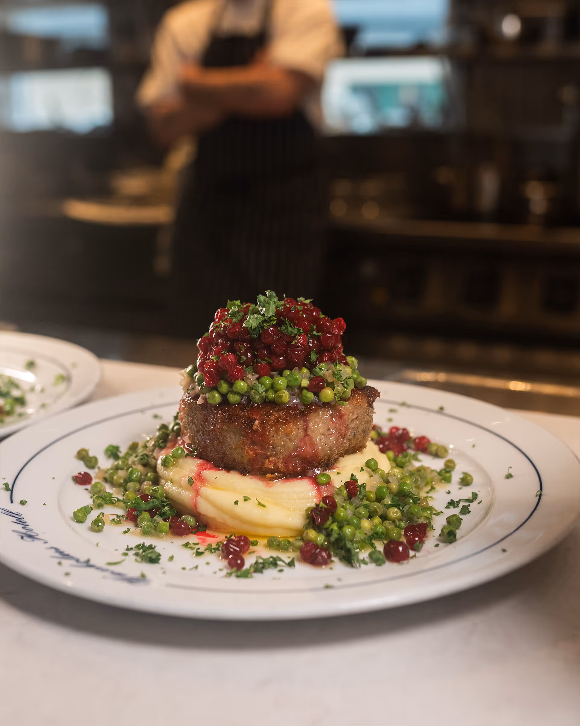 Foto av klassiska svenska maträtten "Wallenbergare" som serveras i hotellets restaurang Verandan