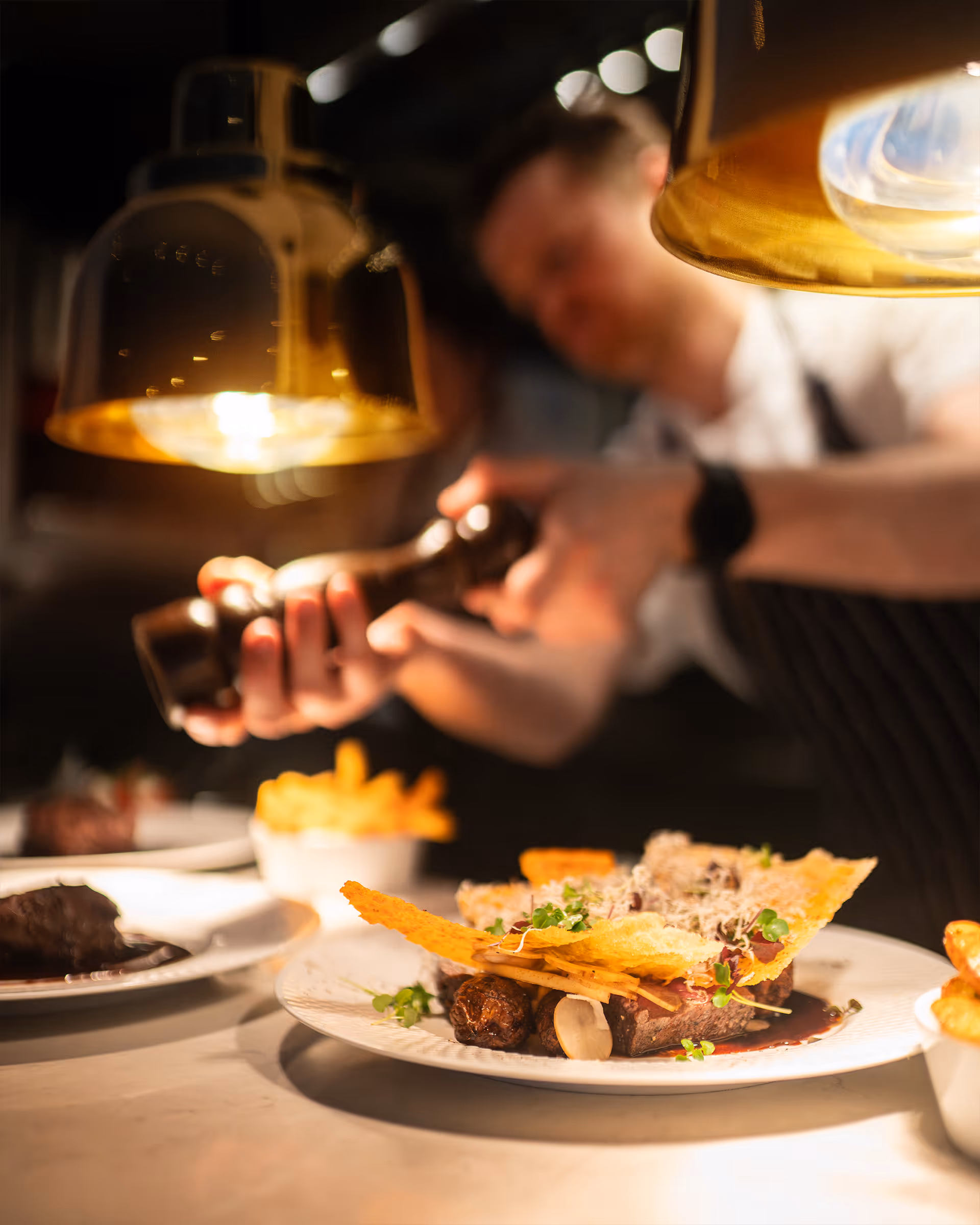 Foto av stjärnkocken Anton som förbereder mat i hotellets brasserie Verandan