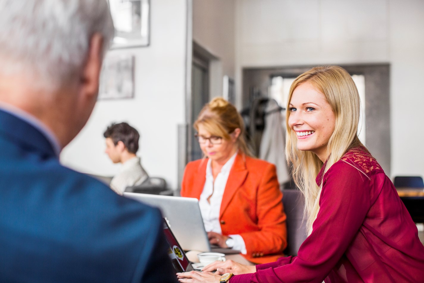 Kobiety pracujące w biurze na laptopach.