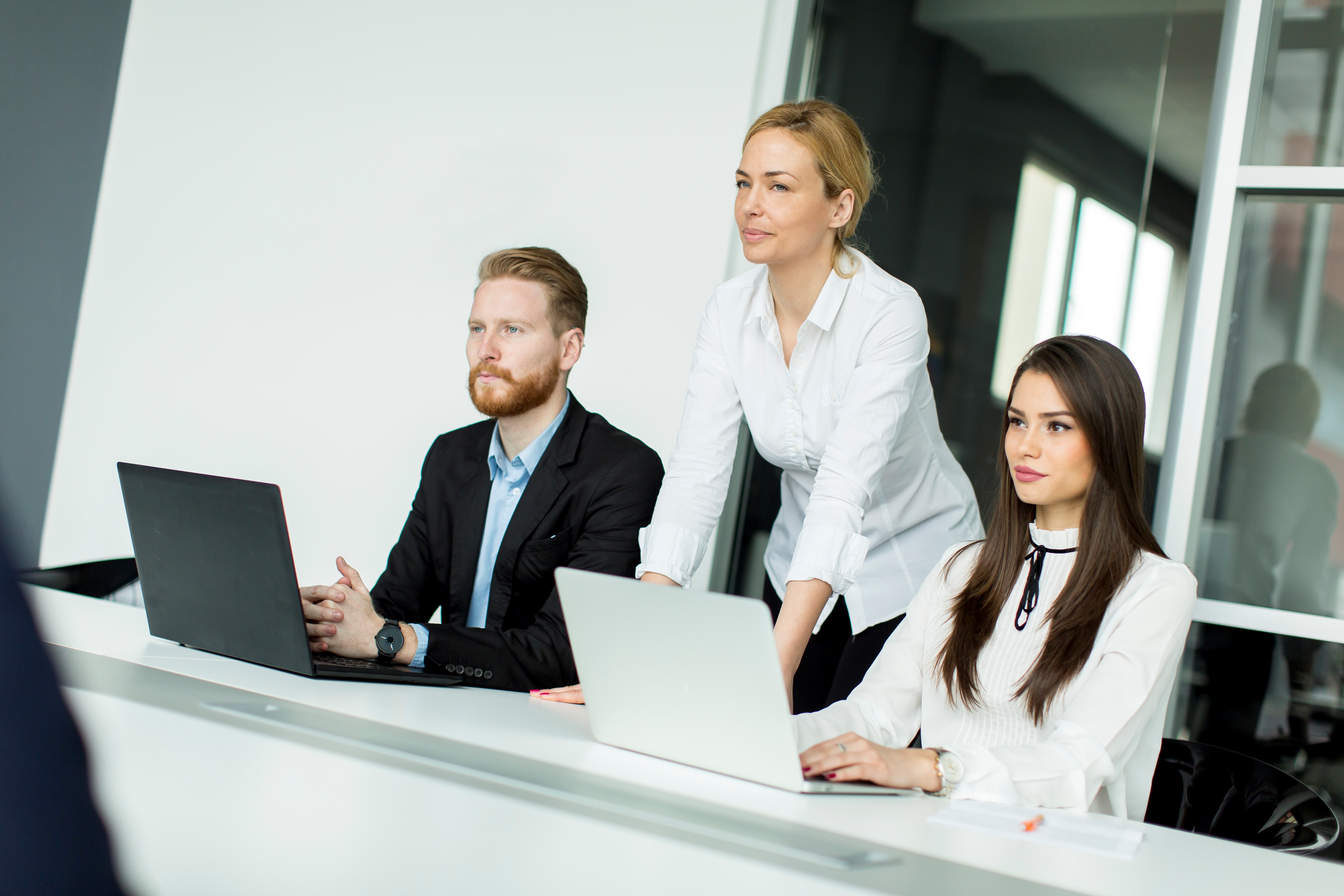 Grupa biznesmenów na spotkaniu.