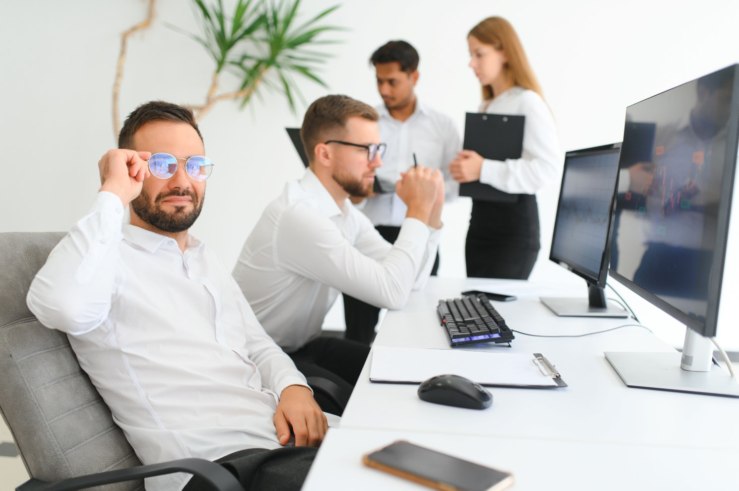 Międzynarodowa grupa pracowników w biurze.