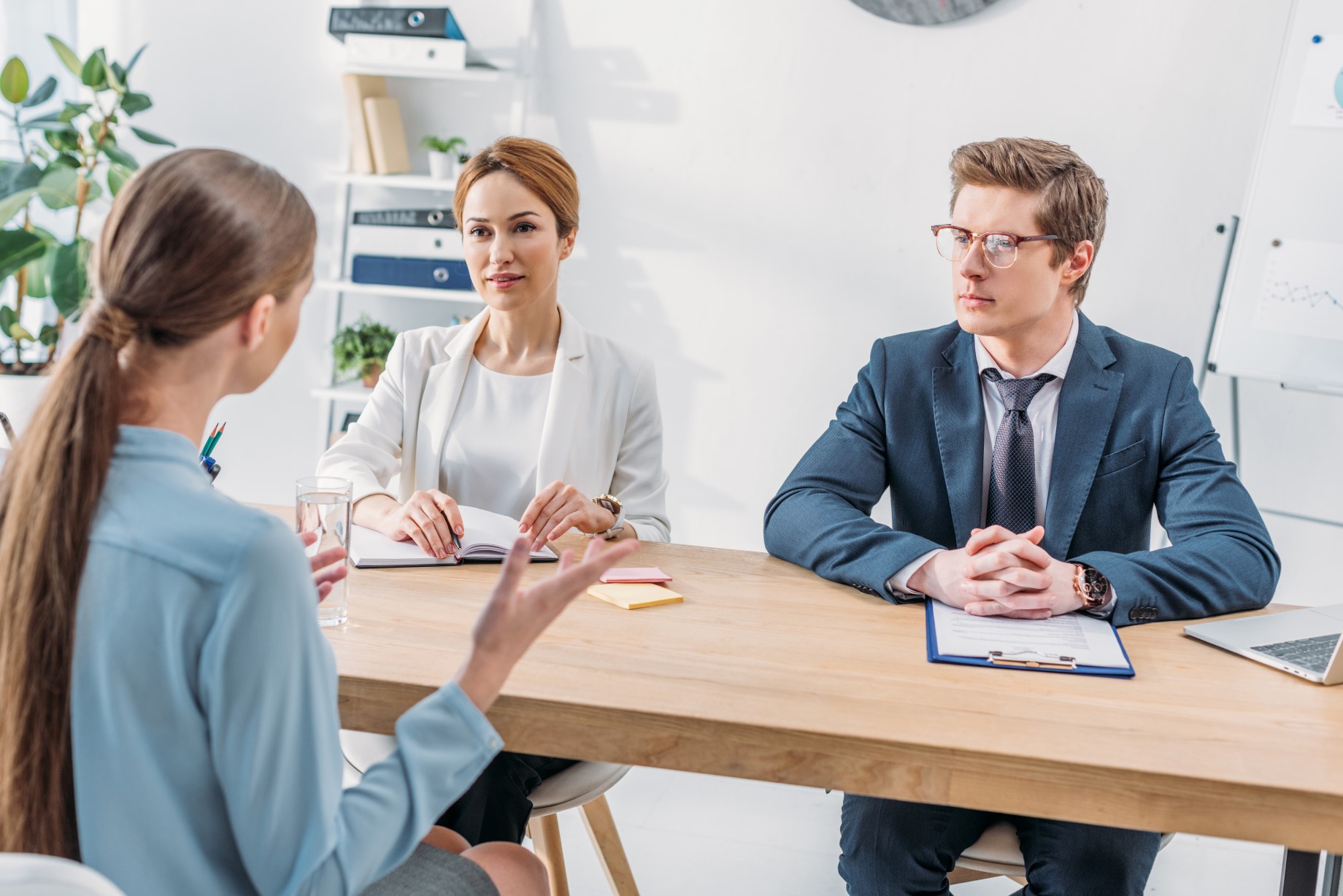 Rozmowa rekrutacyjna prowadzona przez dwóch rekruterów.