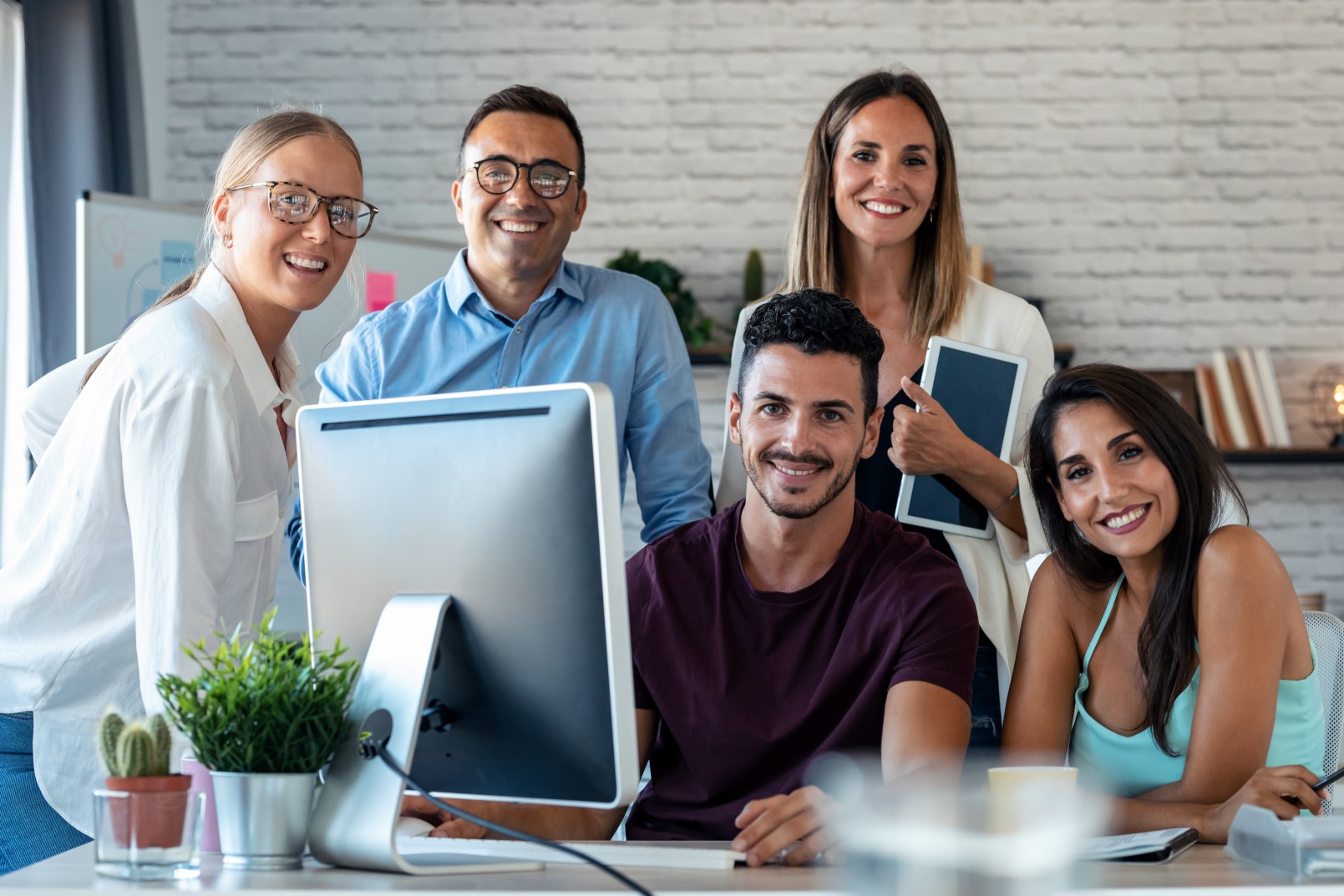 Międzynarodowy zespół pracowników w biurze.