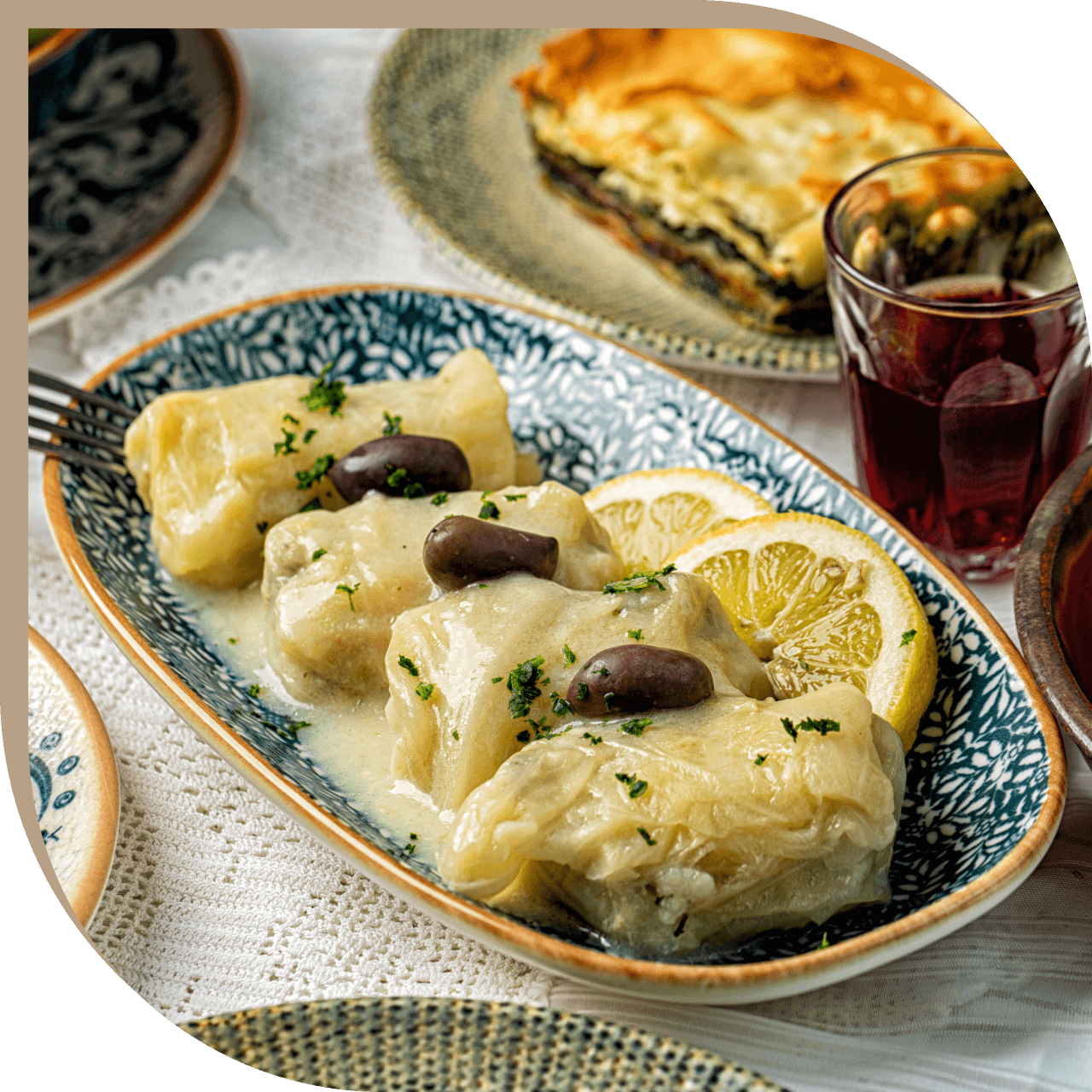 Involtini di verza ripieni di riso del Ristorante El Greco di Bologna con besciamella, salsa al limone e olive.