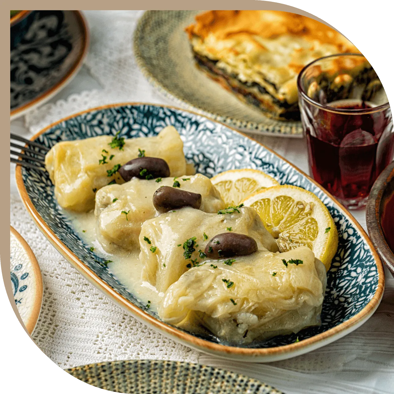 Involtini di verza ripieni di riso del Ristorante El Greco di Bologna con besciamella, salsa al limone e olive.