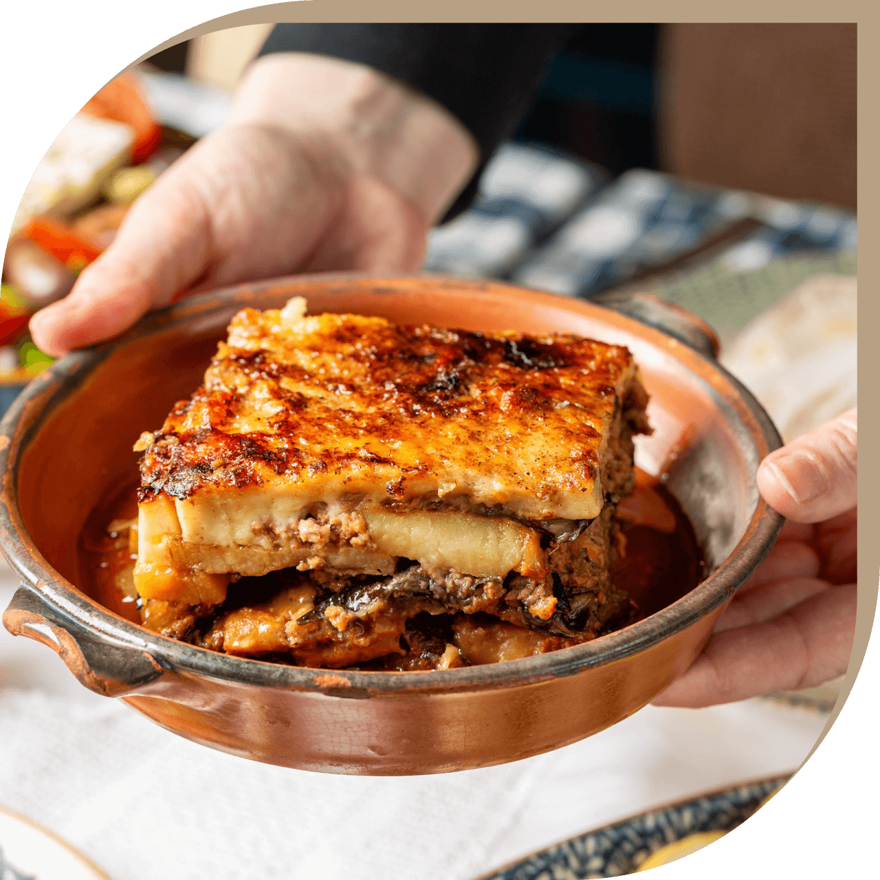 Moussaka tradizionale del Ristorante El Greco di Bologna, servita in teglia di terracotta.