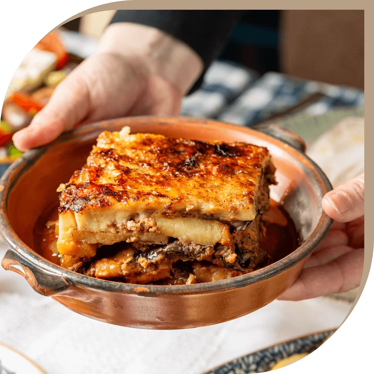 Moussaka tradizionale del Ristorante El Greco di Bologna, servita in teglia di terracotta.